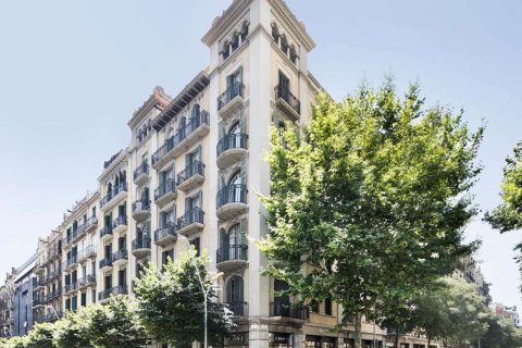 3 bedrooms Apartment in L'Eixample, Spain No. 26623 2