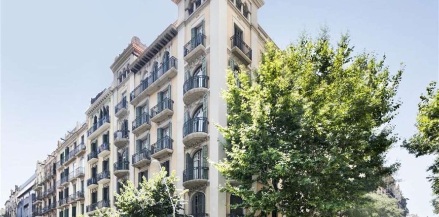 3 bedrooms Apartment in L'Eixample, Spain No. 26623