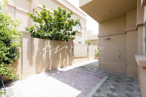 4 bedrooms Villa in Abu Dhabi Gate City, UAE No. 4001 2