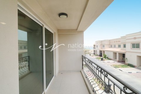 3 dormitorios Villa en Abu Dhabi Gate City, UAE No. 4006 1