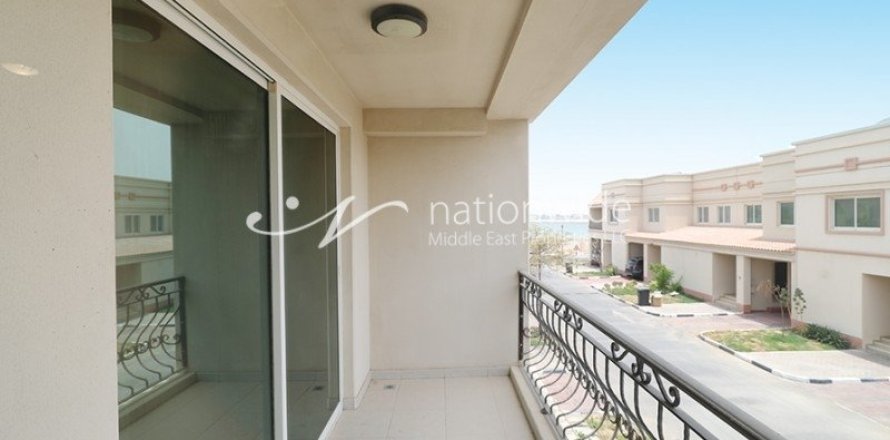 3 dormitorios Villa en Abu Dhabi Gate City, UAE No. 4006