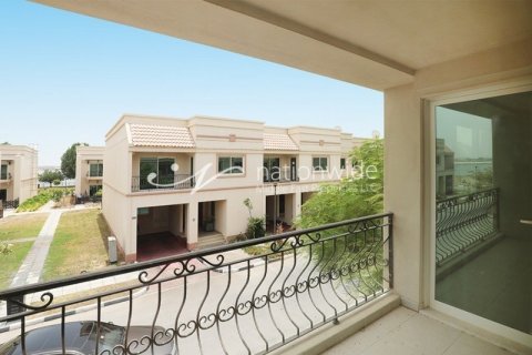 3 dormitorios Villa en Abu Dhabi Gate City, UAE No. 4006 2