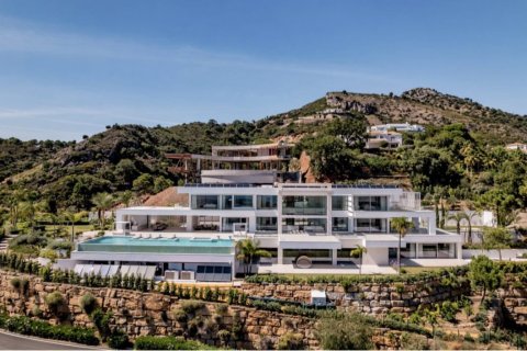 7 bedrooms Villa in Benahavis, Spain No. 27535 2