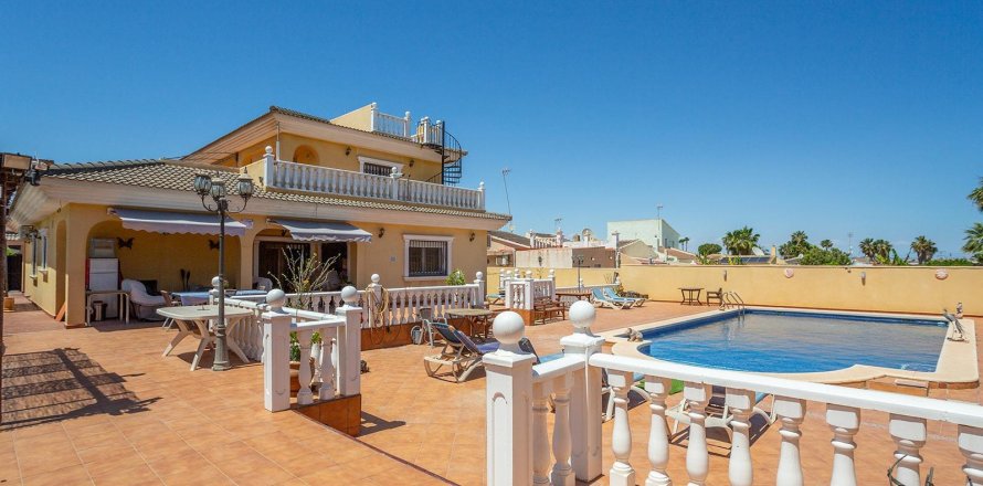 3 dormitorios Villa en Los Balcones, Spain No. 27799