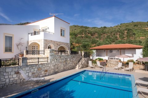 5 bedrooms Villa in Chania, Greece No. 24007 1