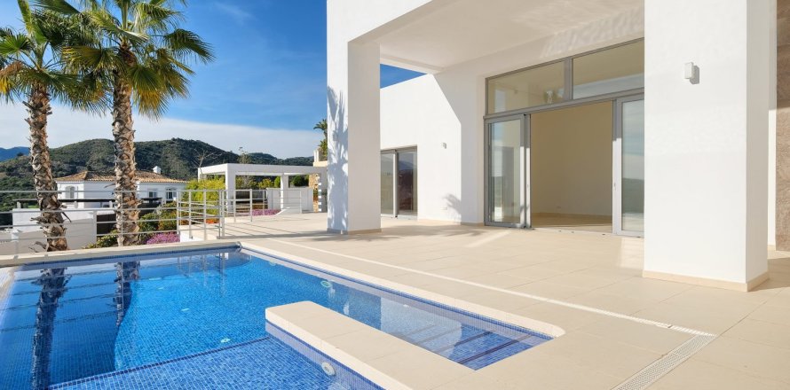 4 bedrooms Villa in Benahavis, Spain No. 27401