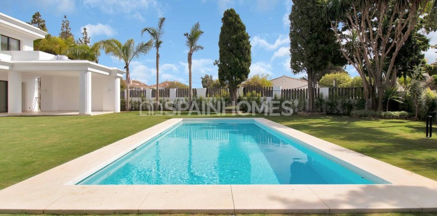 5 bedrooms Villa in Marbella, Spain No. 25716