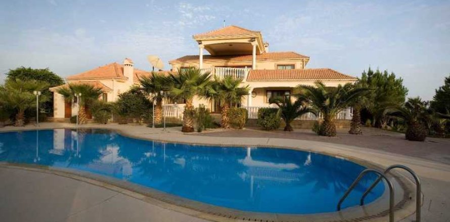 7 bedrooms House in Mazotos, Cyprus No. 77108