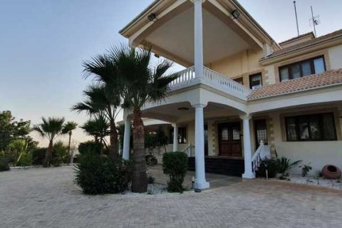 7 bedrooms House in Mazotos, Cyprus No. 77108 8