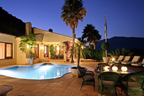 4 bedrooms House in Benahavis, Spain No. 25501 1