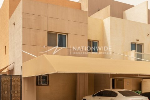 3 bedrooms Villa in Abu Dhabi, UAE No. 4033 1