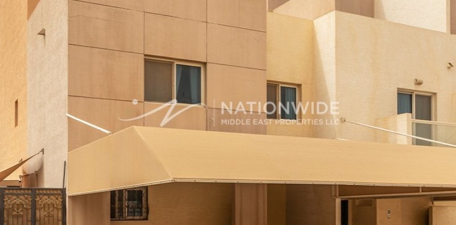 3 bedrooms Villa in Abu Dhabi, UAE No. 4033