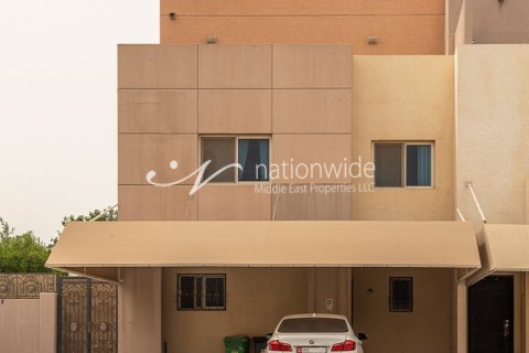 3 bedrooms Villa in Abu Dhabi, UAE No. 4033 2