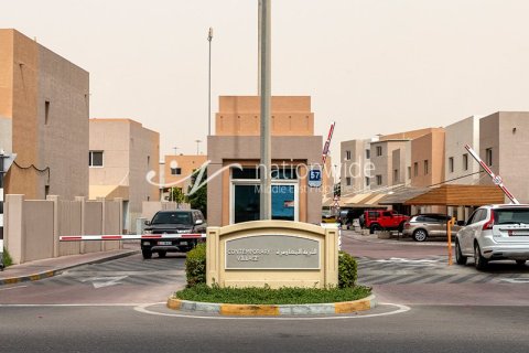 3 dormitorios Villa en Abu Dhabi, UAE No. 4033 3