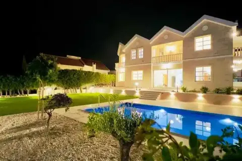 5 bedrooms House in Palodeia, Cyprus No. 30121 1