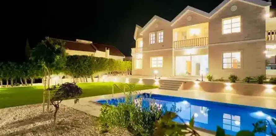 5 bedrooms House in Palodeia, Cyprus No. 30121