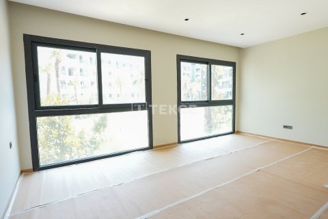 4+1 Apartment in Istanbul, Turkey No. 42352 9