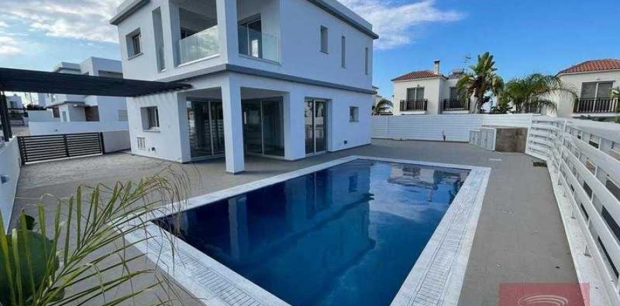 4 bedrooms Villa in Paralimni, Cyprus No. 42769