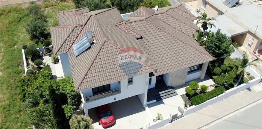 6 bedrooms House in Oroklini, Cyprus No. 62904