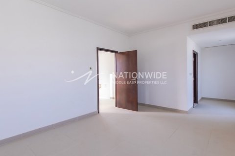 5 bedrooms Villa in Abu Dhabi, UAE No. 3940 6