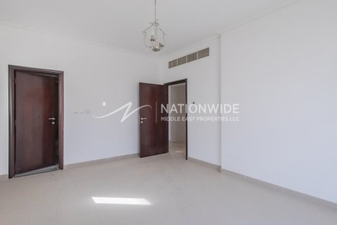 5 bedrooms Villa in Abu Dhabi, UAE No. 3940 12