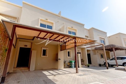 5 bedrooms Villa in Abu Dhabi, UAE No. 3940 1