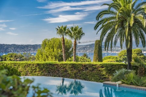 6 bedrooms Villa in Antibes, France No. 69167 1