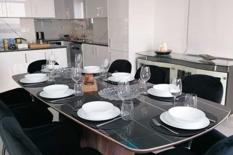 3 bedrooms Apartment in Germasogeia, Cyprus No. 77690 9