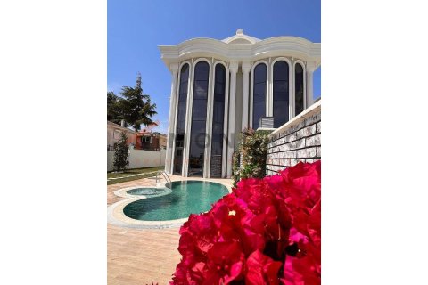 6+1 Villa à Bueyuekcekmece, Turkey No. 17272 26