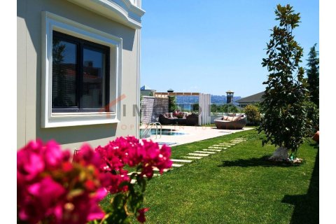 6+1 Villa à Bueyuekcekmece, Turkey No. 17272 24