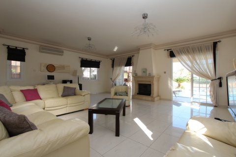 4 bedrooms Villa in Paralimni, Cyprus No. 36587 3