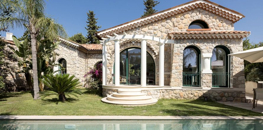 2 dormitorios Villa en Antibes, France No. 68038