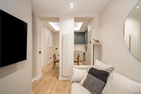 2 dormitorios Apartment en Madrid, Spain No. 26930 6