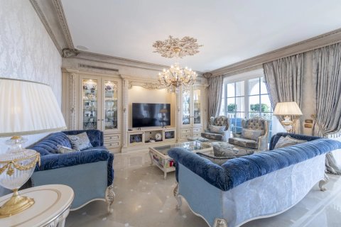 8 bedrooms Villa in Cannes, France No. 69174 12