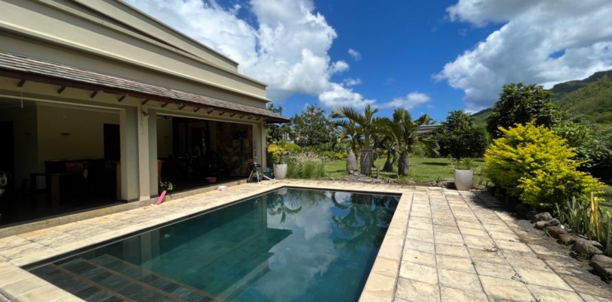 3 bedrooms Villa in Riviere Noire, Mauritius No. 60885