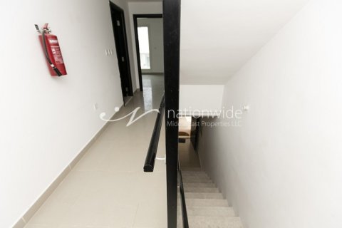 4 bedrooms Villa in Abu Dhabi, UAE No. 3587 12