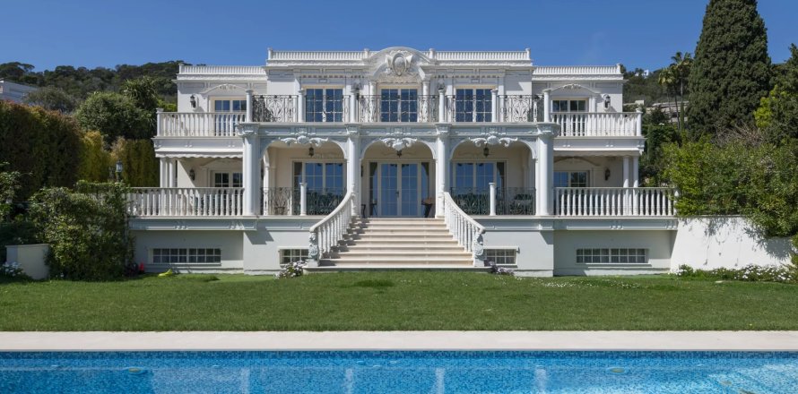 8 bedrooms Villa in Cannes, France No. 67337