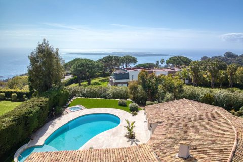 5 bedrooms Villa in Cannes, France No. 67333 3