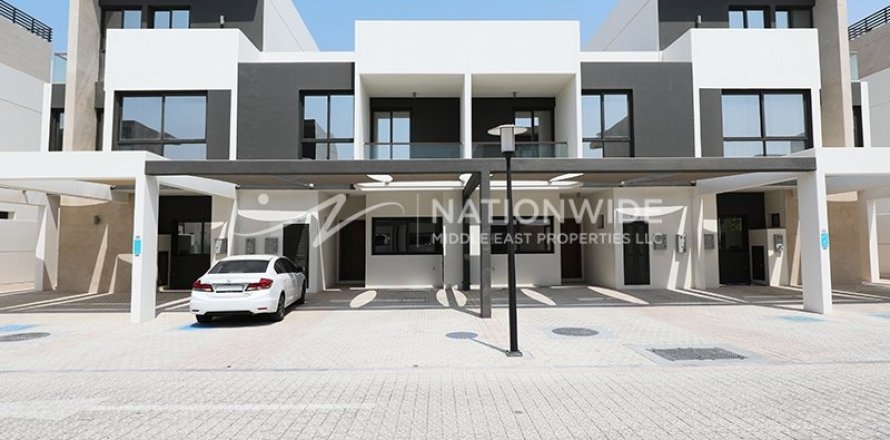 3 bedrooms Townhouse in Abu Dhabi, UAE No. 4678