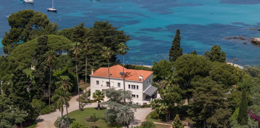 10 bedrooms Villa in Antibes, France No. 67947