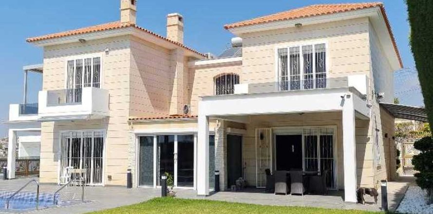 5 dormitorios Villa en Germasogeia, Cyprus No. 28759