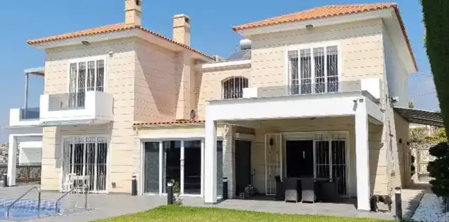 5 dormitorios Villa en Germasogeia, Cyprus No. 28759