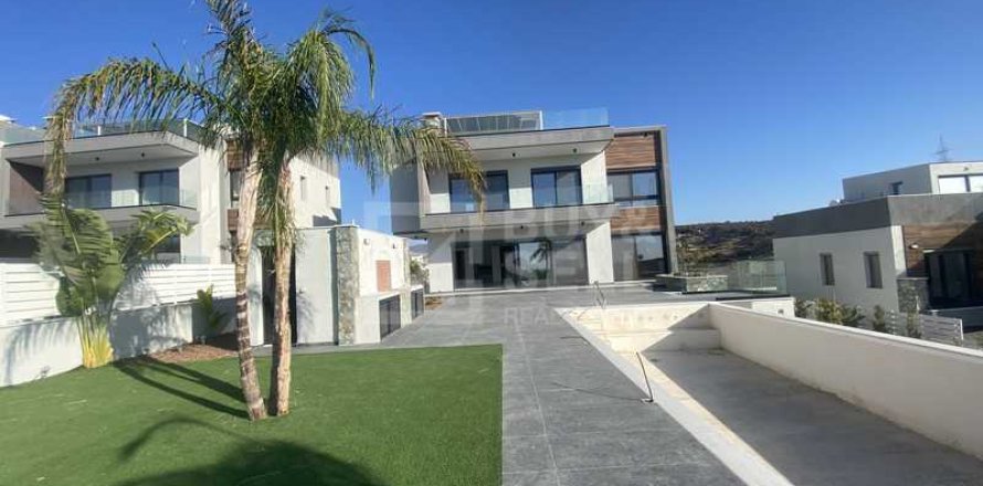 4 bedrooms Villa in Parekklisia, Cyprus No. 66493