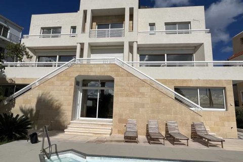 4 bedrooms Villa in Limassol, Cyprus No. 32109 1