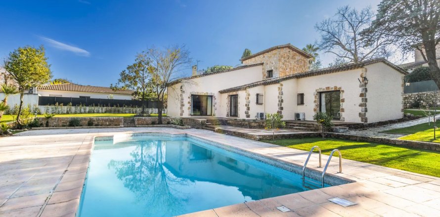 5 bedrooms Villa in Valbonne, France No. 67207