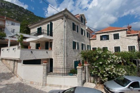 3 dormitorios Apartment en Kotor, Montenegro No. 66862 2