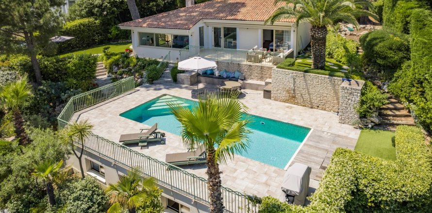 4 bedrooms Villa in Antibes, France No. 69116