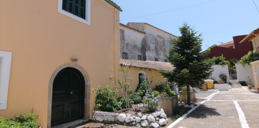 5 bedrooms Villa in Corfu, Greece No. 72303