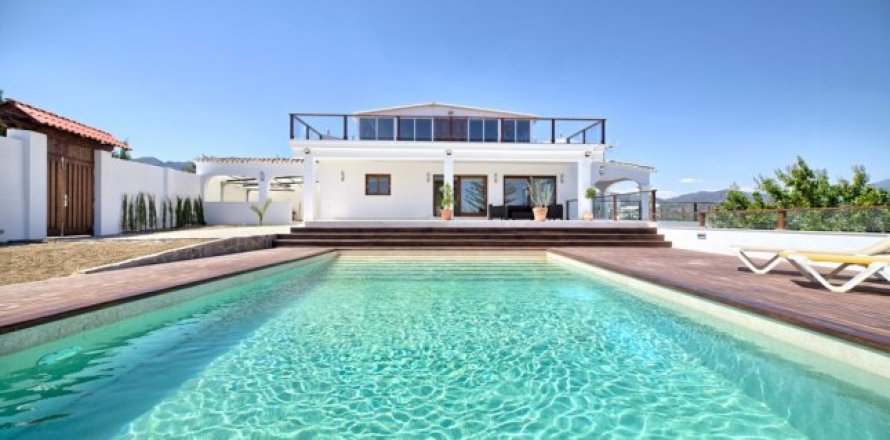 4 bedrooms House in Estepona, Spain No. 25512