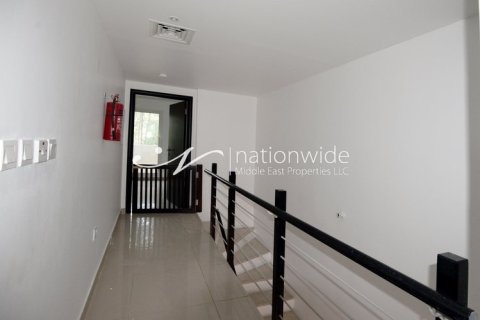 3 bedrooms Villa in Abu Dhabi, UAE No. 3695 8